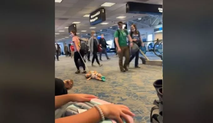Pórázon húzta át a gyerekét a reptéren az anya (videó)
