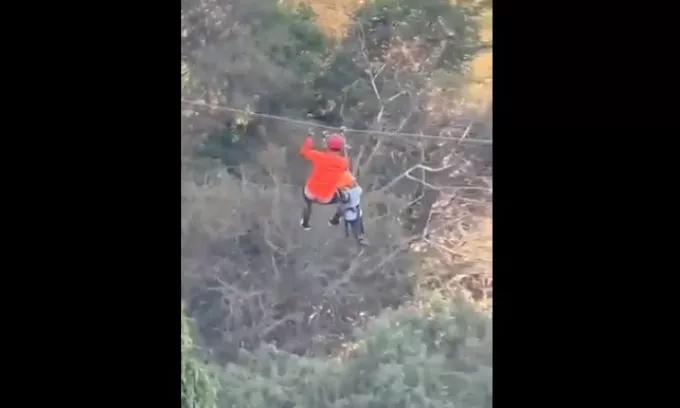 Leesett egy kisfiú a kötélpályáról, szülei videóra vették, ahogy zuhanni kezd 12 méter magasról
