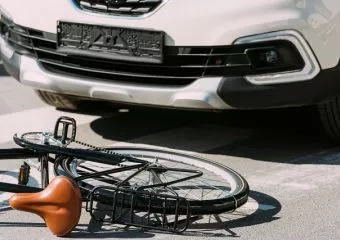 Biciklizni indult a 9 éves gyermek, amikor elgázolta egy autó - egy óráig küzdöttek az életéért
