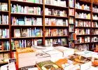 Egy felháborodott szülő levele: a gyermekvédelmi törvény miatt küldték el 15 éves gyermekét a szépirodalmi könyvektől egy könyvesboltban