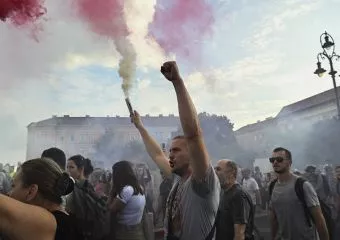 Több ezren vettek részt pénteken az Egységes Diákfront tüntetésén, húszan próbáltak bejutni a Karmelitába