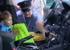 Rendőrök teljesítették a 3 éves Arnold álmát - videó a boldog pillanatokról