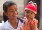 Szüleik ölelő karjában nőnek fel - Bali, ahol mindig kézben tartják a babákat, akik sosem sírnak, csak mosolyognak