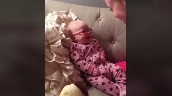 Szívmelengető videó a babák reakciójáról, amikor először kapnak szemüveget - mikor kell szemvizsgálatra vinni a csecsemőt?