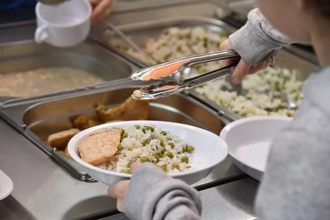 Svédasztalos ebédet vezetnének be az iskolákban - az ételmaradékok mennyisége a felére csökkenhet