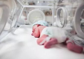 Egészséges újszülöttet találtak a kiskunhalasi kórház inkubátorában, és fotót is mutattak a piciről