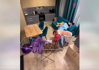 Ez a tündéri kislány titokban elvégzi a házimunkát, amíg az anyukája alszik - videó
