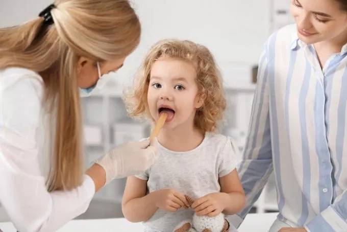 Tévhit, hogy szabad fagyit enni mandulaműtét után? - Ezekre érdemes odafigyelni, miután kivették gyermeked manduláit