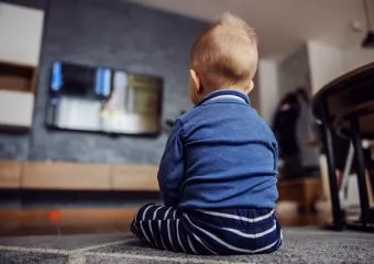 Ilyen zavarokat okozhat, ha 2 éves kora előtt sokat tévézik a gyermeked