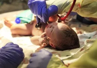 Négy kisbabát segítettek világra a mentők egy nap alatt