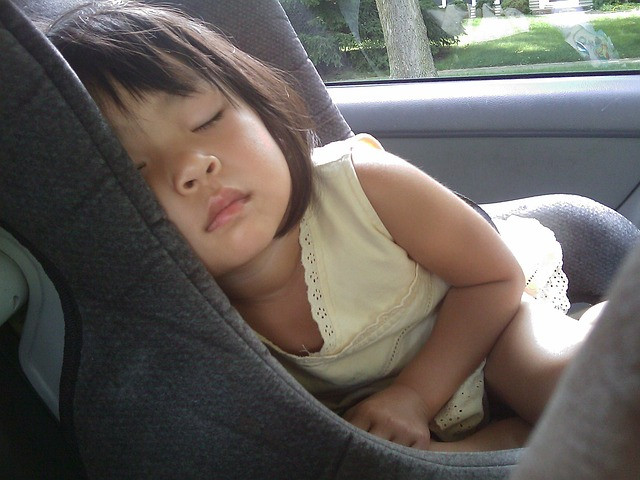 kislány autósülésben alszik