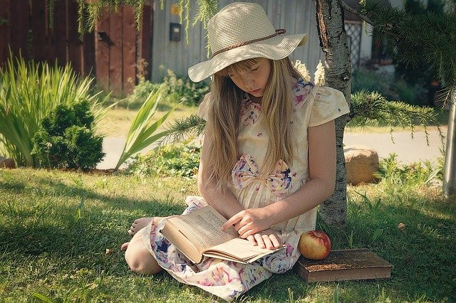 kislány olvas
