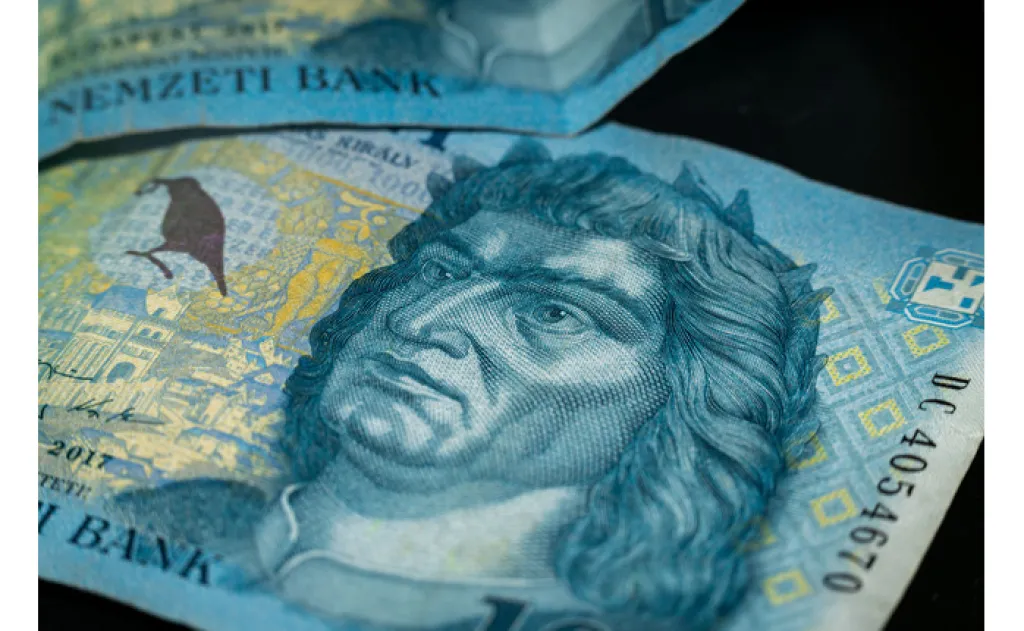 Magyar forintbankjegyek közeli részlete.