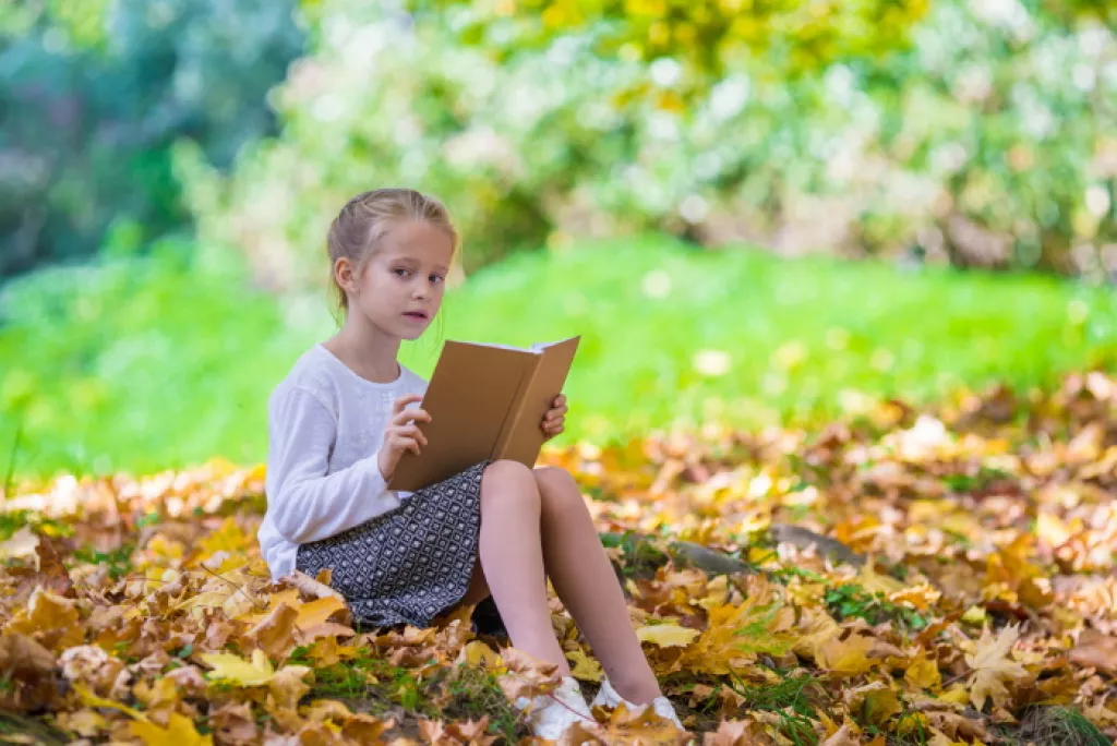 Kisiskolás lány verset tanul Kisiskolás lány verset tanul