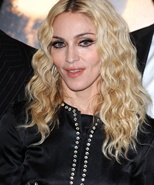 Koldusbl kirlylny: Madonna drga ruhkba ltzteti Mercyt