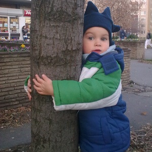 Gyermekeink környezettudatosságra nevelése apró lépésekben - Ölelem a fát!