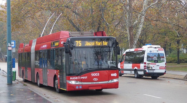 Megtallta a BKV a kamerafelvtelt: gy trtnt a 75-s trolin ragadt babakocsis anya esete