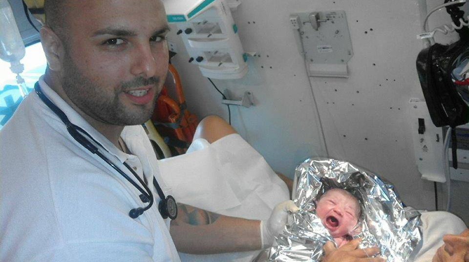 mentőben született baba
