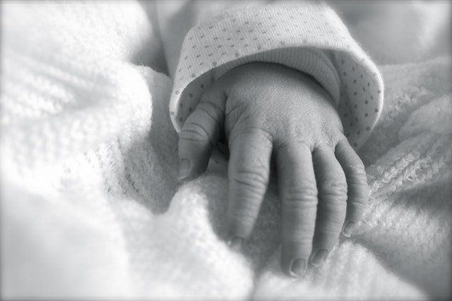 babamentő inkubátorban hagyott újszülött