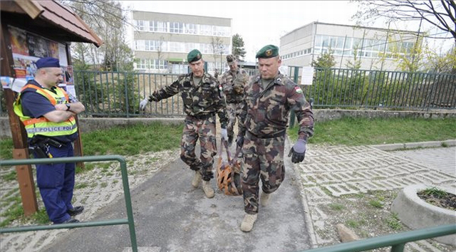 Tzszerszek kiviszik a bombt