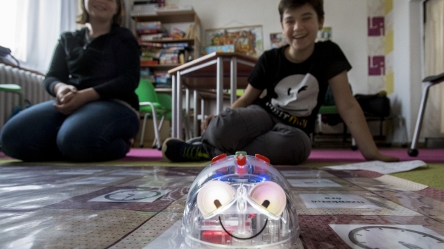 Gyerekek és a robotméhecske