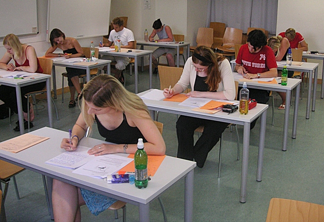 Tesztet író diákok