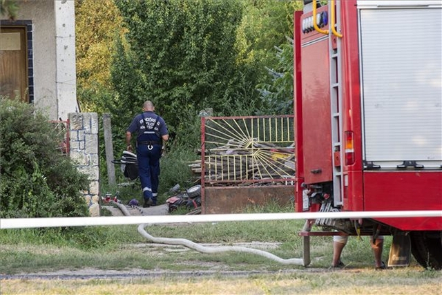 Rendrk s a katasztrfavdelem szakemberei dolgoznak 2018. augusztus 13-n a Pest megyei Kosdon egy csaldi hznl, miutn annak mellkplete kigyulladt s sszeomlott