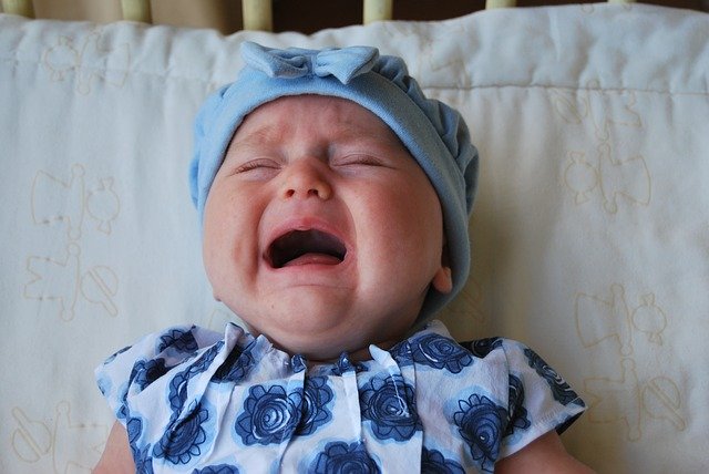 Azzal nem kényezteted el a babát, ha minden alkalommal felveszed és megnyugtatod, amikor sír