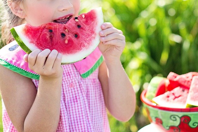 kislány görögdinnyét eszik