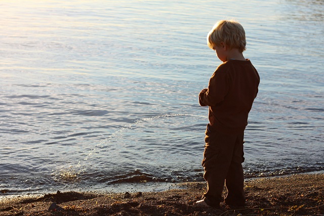 strandon pisil gyerek