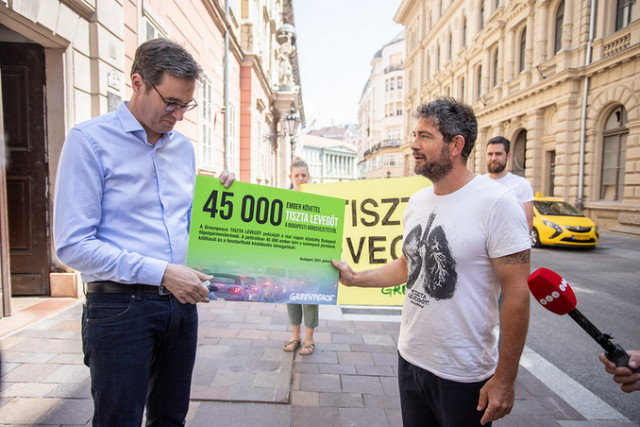 Greenpeace és Karácsony Gergely a petíció átadásakor