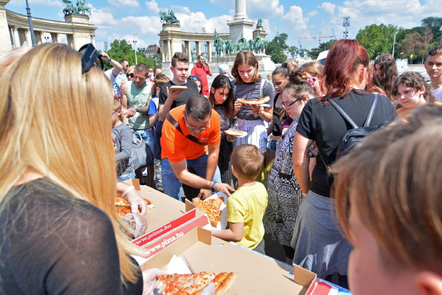 Jtkonysgi Programsorozat - Limuzinos felvonuls s pizza