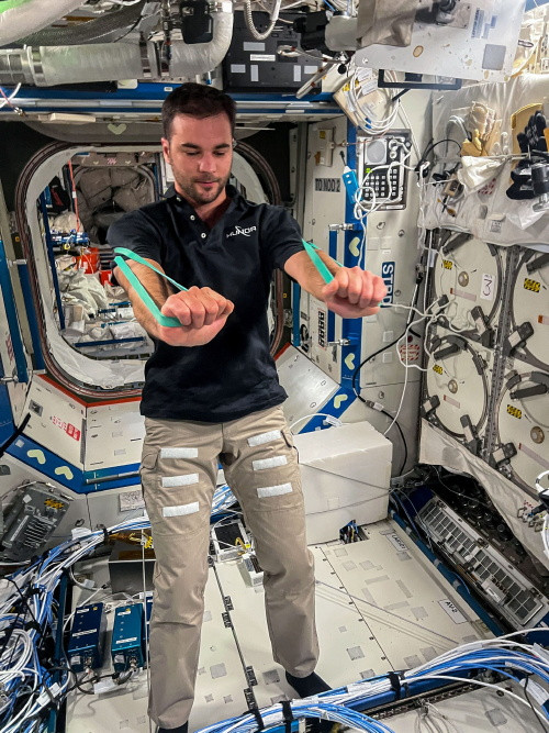 Kapu Tibor edzse a Fld krli plyn, az ISS-en