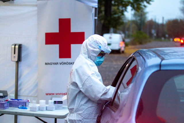 A Magyar Vrskereszt nkntesei a COVID elleni harcbl is kivettk a rszket