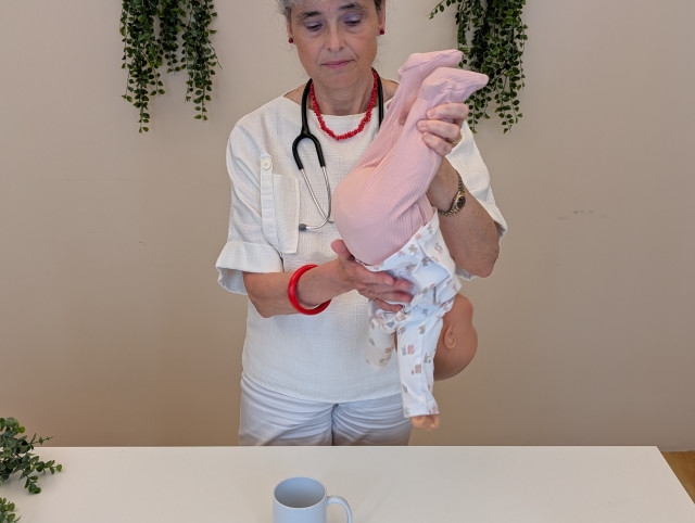 Fejjel lefelé lógatva megütögetjük a baba hátát, így kieshet, amit félrenyelt