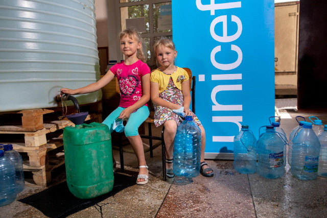 Unicef: 2 kislány kannákba vizet gyűjt