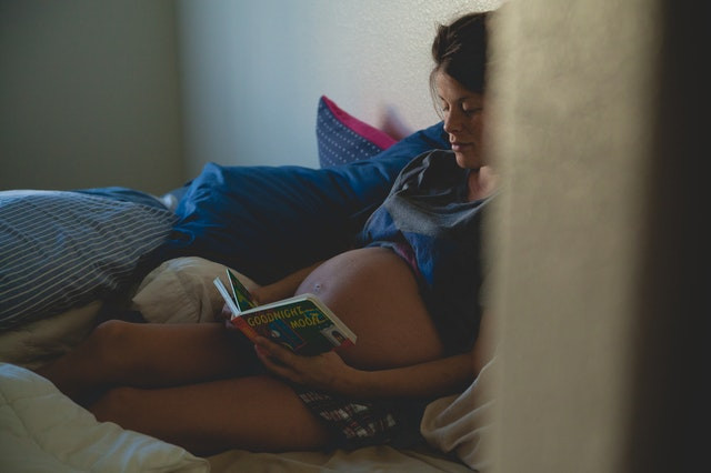 terhes nő mesét olvas