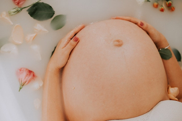 Terhes nő fürdőkádban