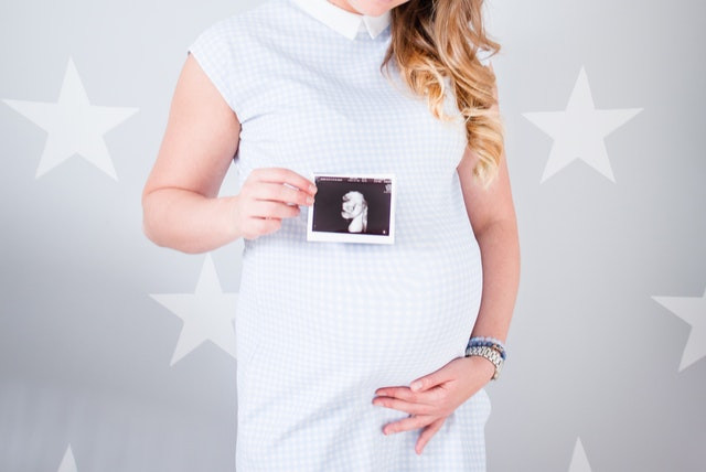 terhes nő ultrahang fotóval
