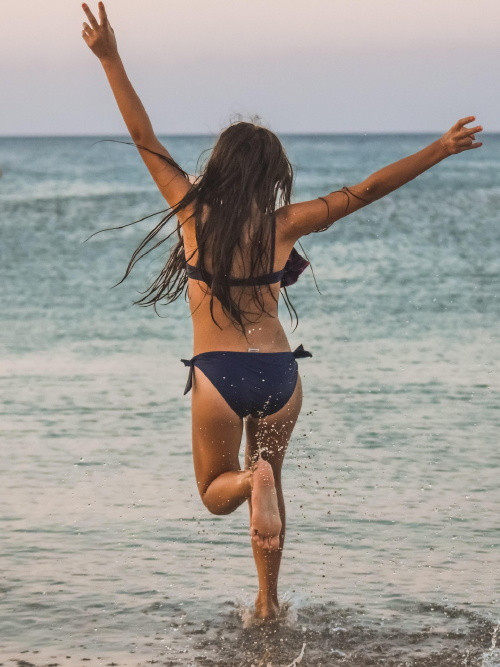 tini nyron bikiniben