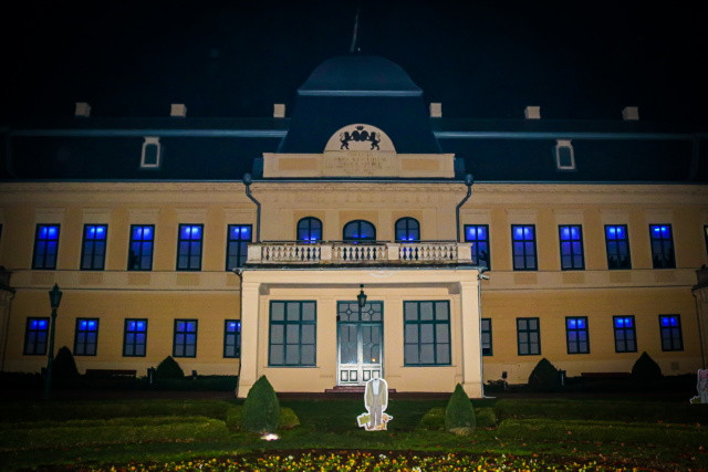 Unicef - kék Almásy-kastély