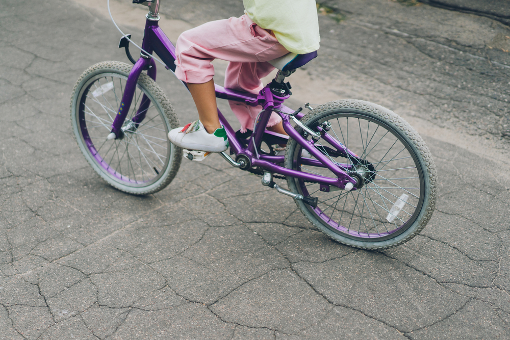 bicikliző gyerek