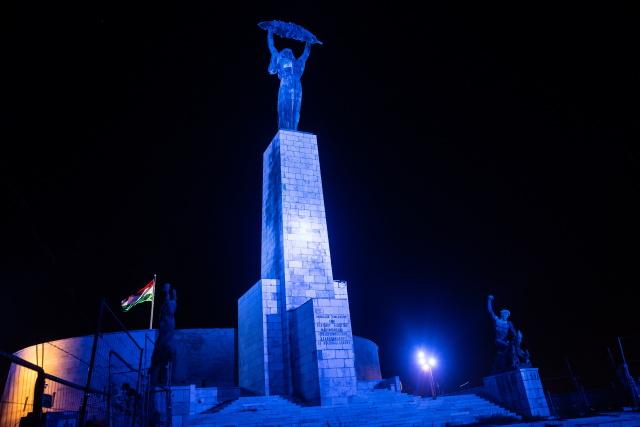 Unicef - kék Szabadság szobor