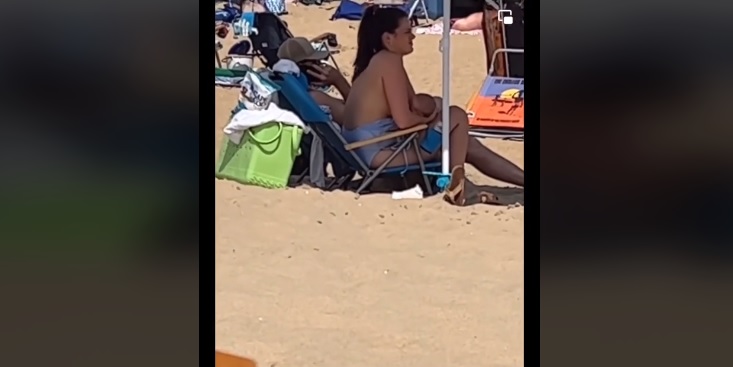strandon szoptat anya