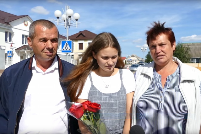 Yulia 20 v utn jra egytt a szleivel