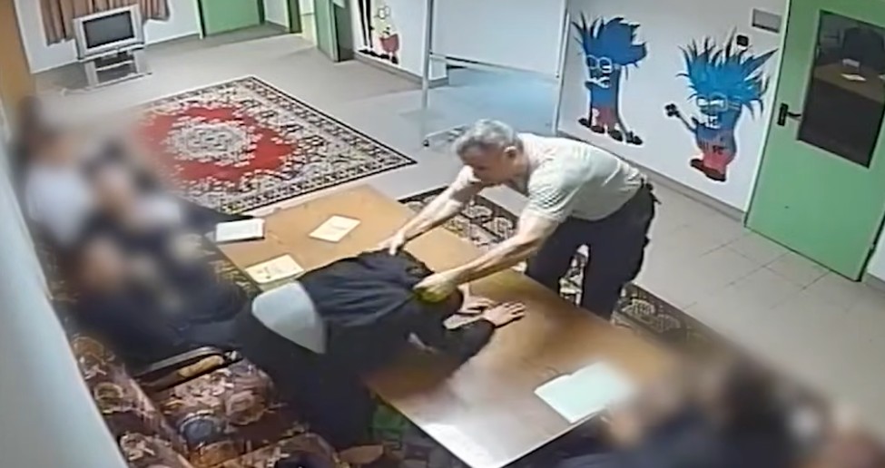 �jabb sokk a gyermekv�delemben: Vide�felv�tel buktatta le a b�ntalmaz� igazgat�t a Sz�l� utc�ban