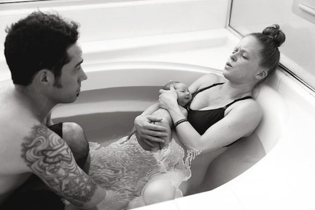 Az "en caul" ikersz�l�s: ritka csoda egy nappal az �j�v el�tt