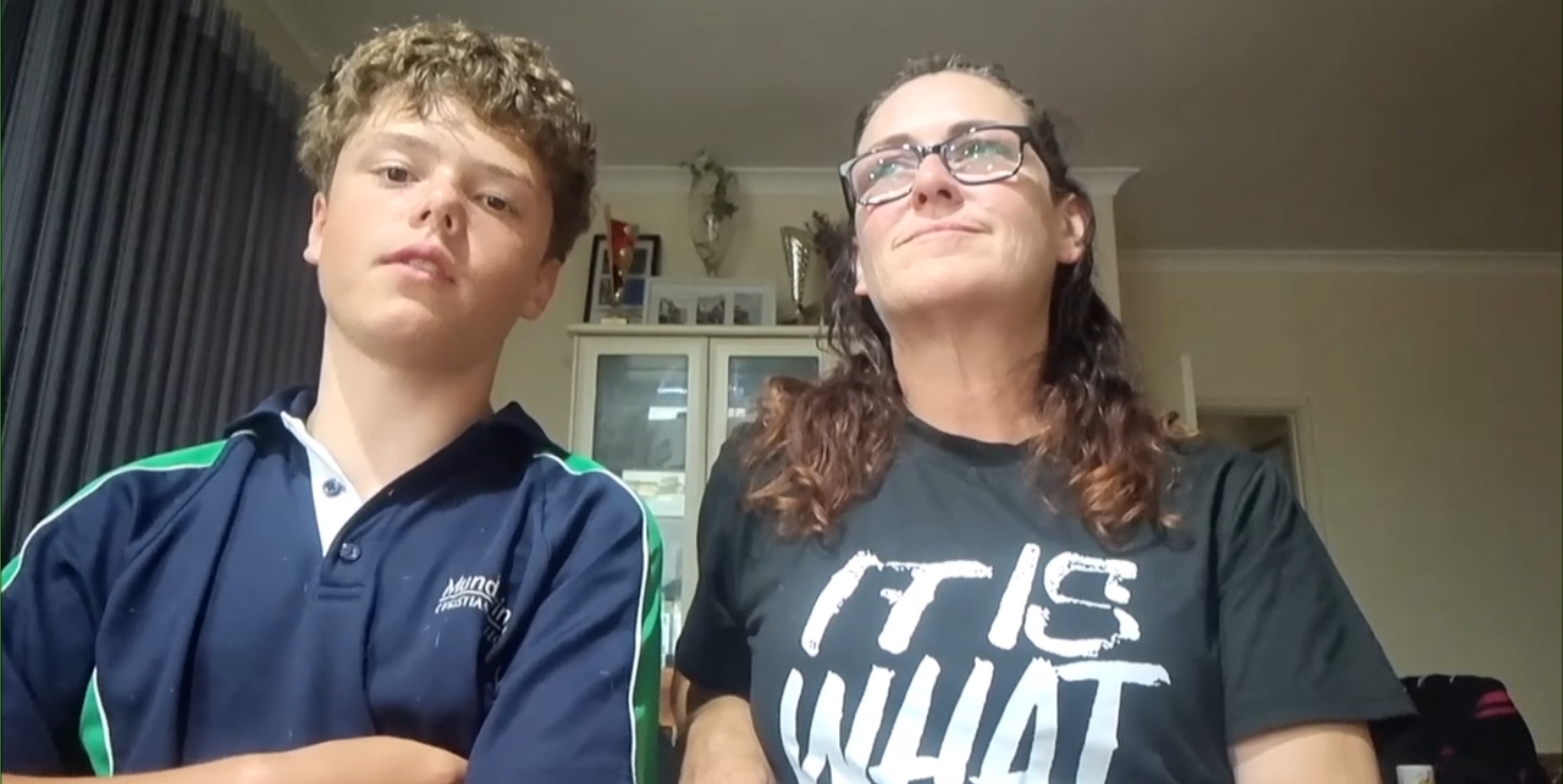 "�ssz tov�bb, ne n�zz h�tra!" Egy 13 �ves fi� 4 �r�n �t �szott a hideg �ce�nban, hogy megmentse csal�dj�t