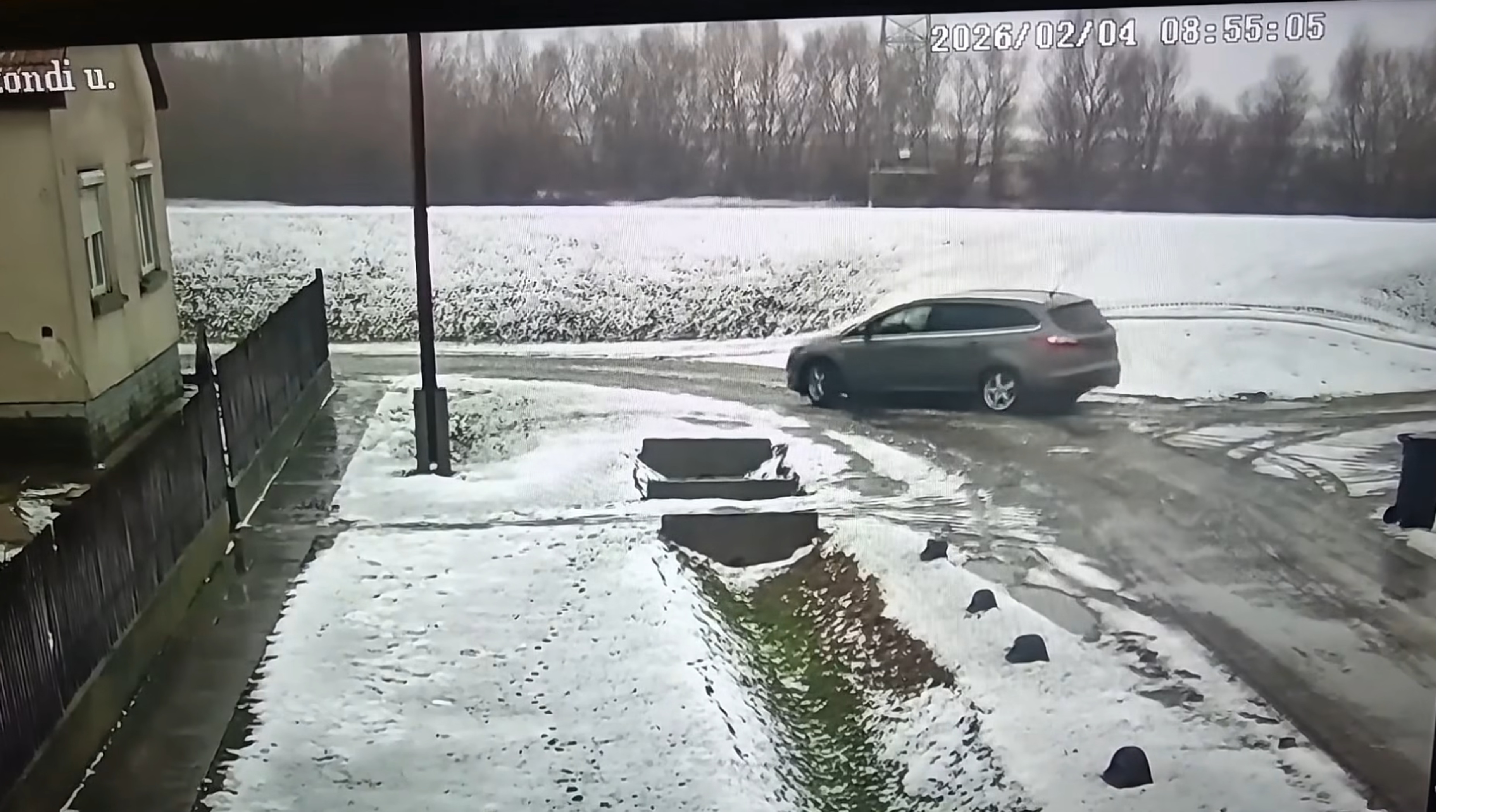 Gyerekkel egy�tt lopta el az aut�t a b�lcs�de el�l