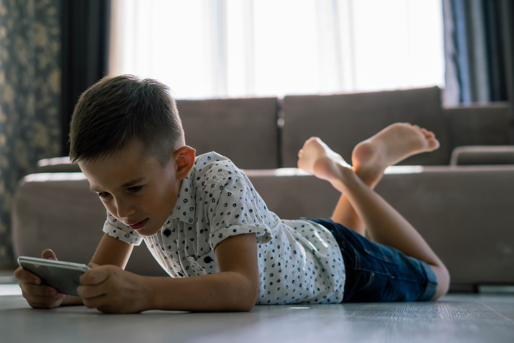 Képernyőidő-harc a családban, kutatási összefoglaló a képernyőidő hatásairól Gyerek okostelefonnal ébredés után – a képernyőidő és alvás összefüggése